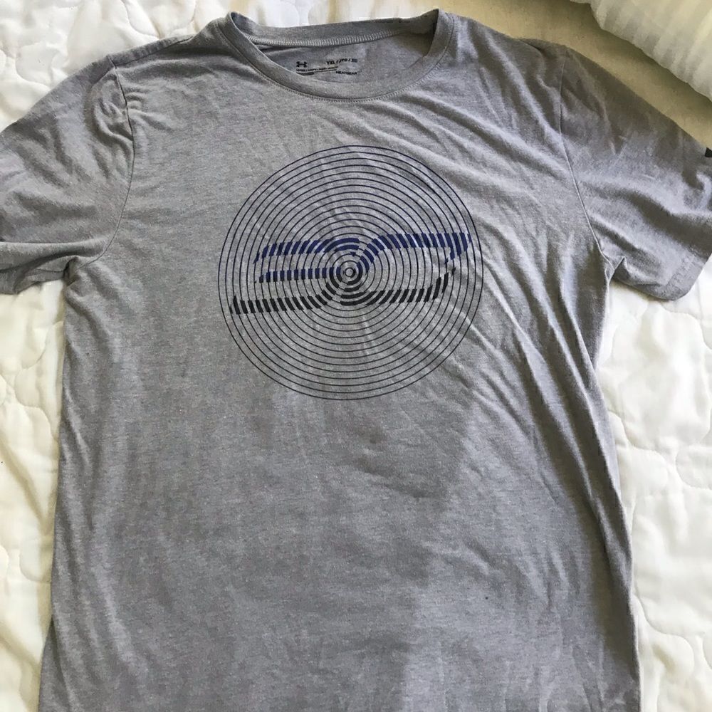 Under Armour boys loose heatgear T-shirt size YXL